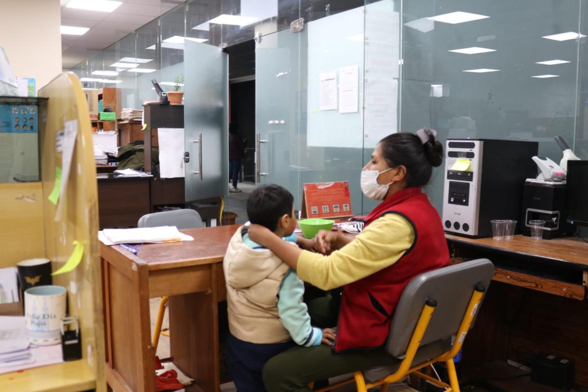 Padres de familia cercan la Alcaldía de El Alto y retienen a 700 funcionarios ediles 1 un nino dentro a la alcaldia