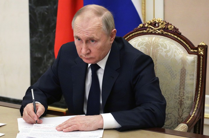 Putin está enojado, frustrado y con ganas de intensificar su ataque en Ucrania 6 Vladimir Putin durante un encuentro con miembros de su gobierno. Foto: AP