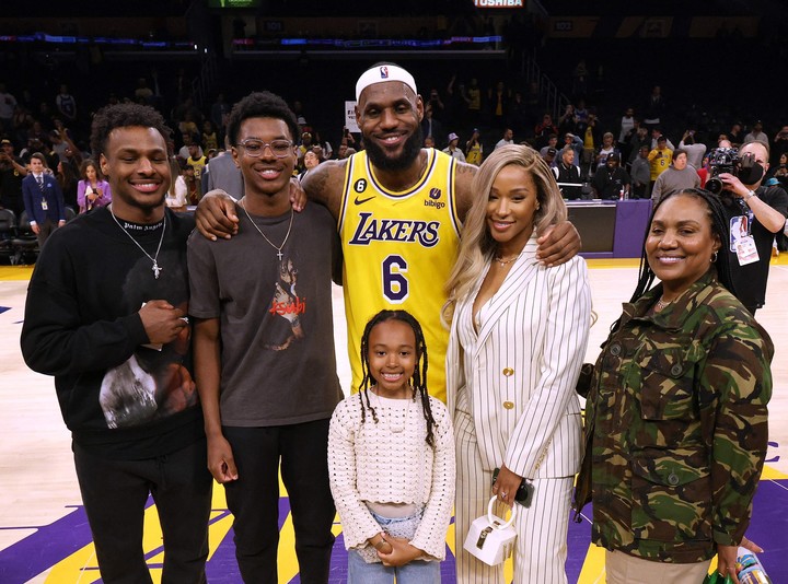 Los James, a pleno con papá LeBron vestido de Laker.