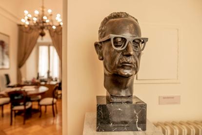 Gabriel Boric: “La izquierda en América Latina ha tenido tendencia a no hacerse cargo de sus propios errores” 3 Escultura Salvador Allende en La Moneda
