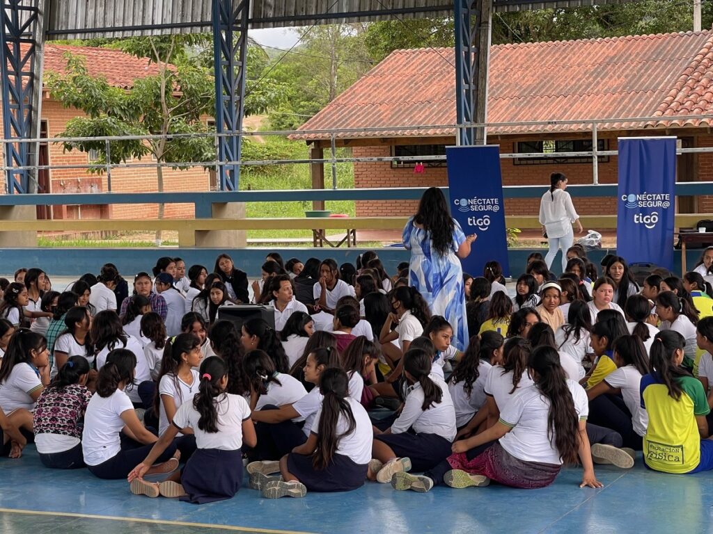 Tigo empodera a las niñas bolivianas para el uso creativo y seguro del internet 1 FOTO 3. En actividad de equipos en EL TORNO P 1