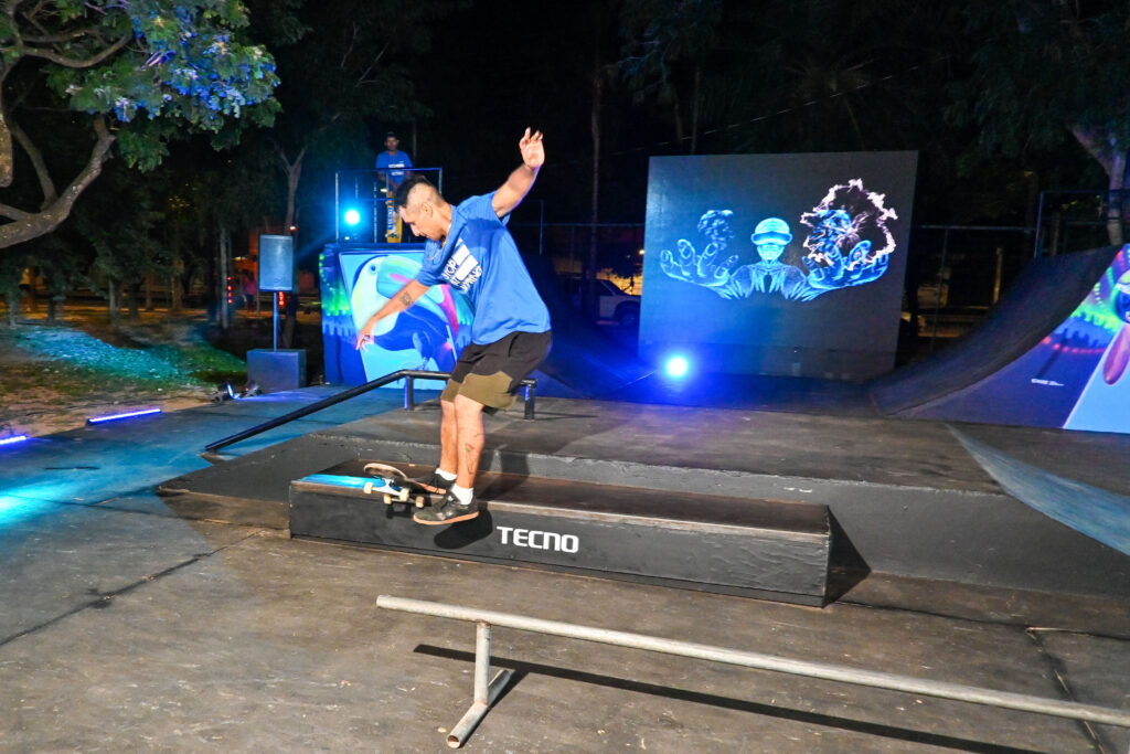 SPARK 20Pro+ de Tecno destaca por su ultra resistencia, potencia y sofisticación 3 Skaters en accion
