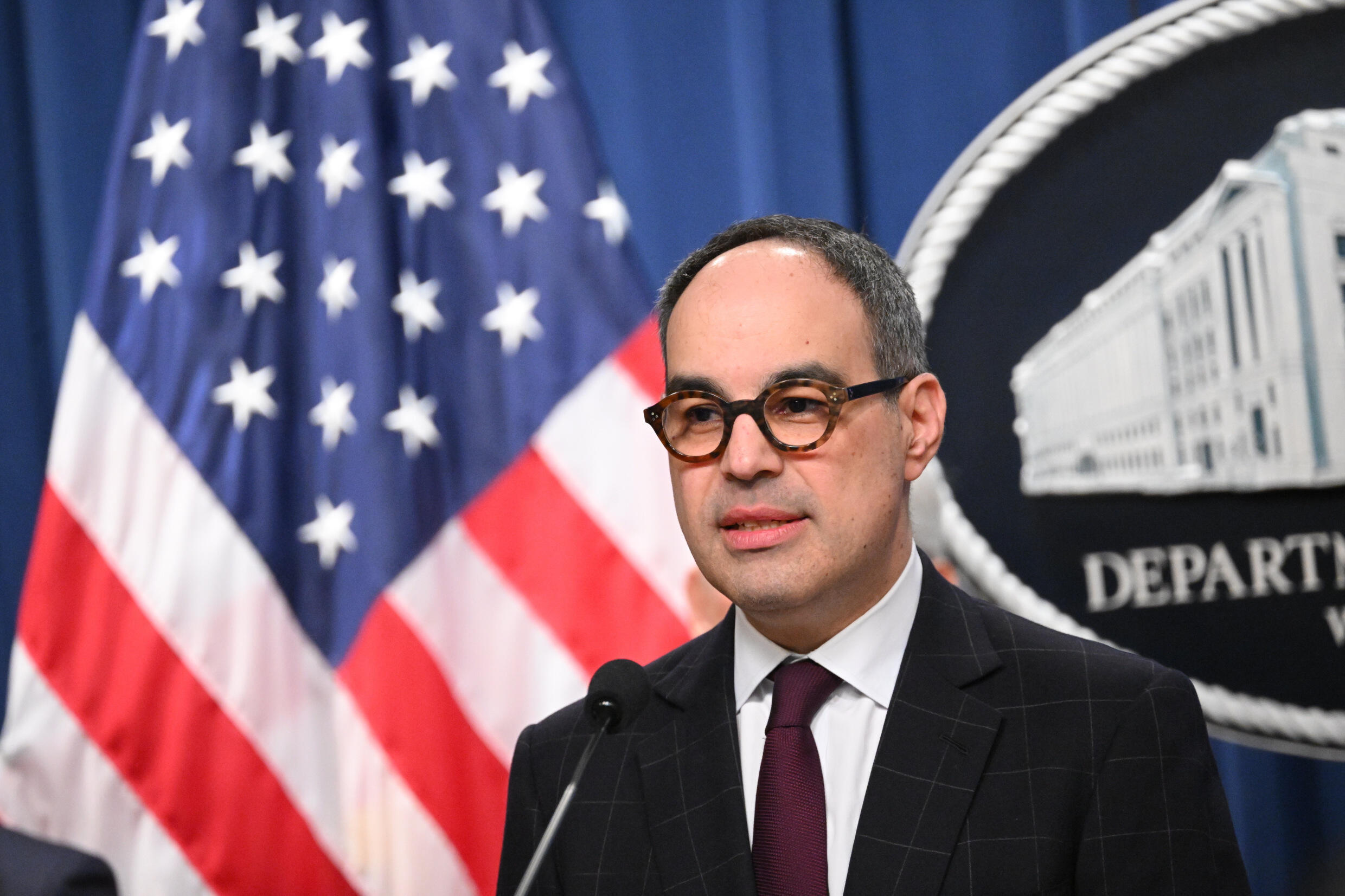 Jonathan Kanter, asistente del fiscal general de EEUU, da detalles sobre la demanda contra Apple por prácticas monopólicas en sus teléfonos iPhone, el 21 de marzo de 2024 en Washington