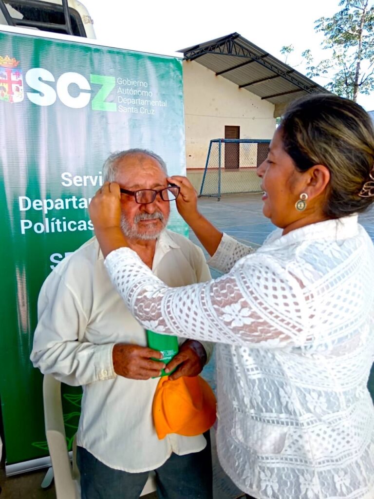 Sedepos entrega 87 lentes y 80 prótesis dentales a adultos mayores de la provincia Obispo Santiestevan 1 ojos 1