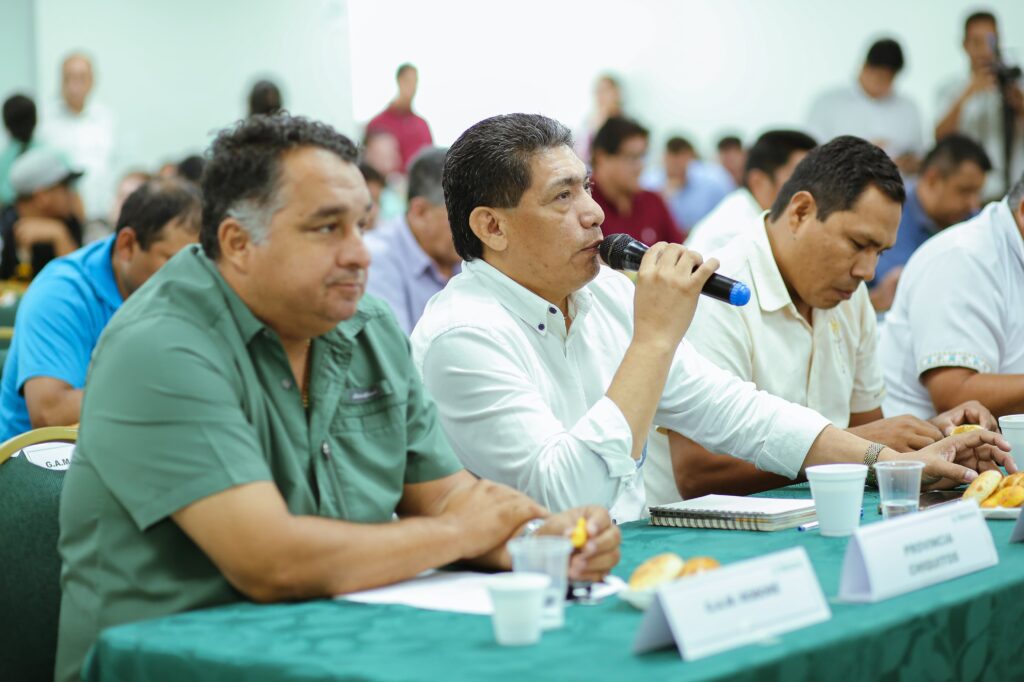 Gobernador Aguilera propone un ‘modelo concesionario’ a los alcaldes de Santa Cruz 1 queso 2