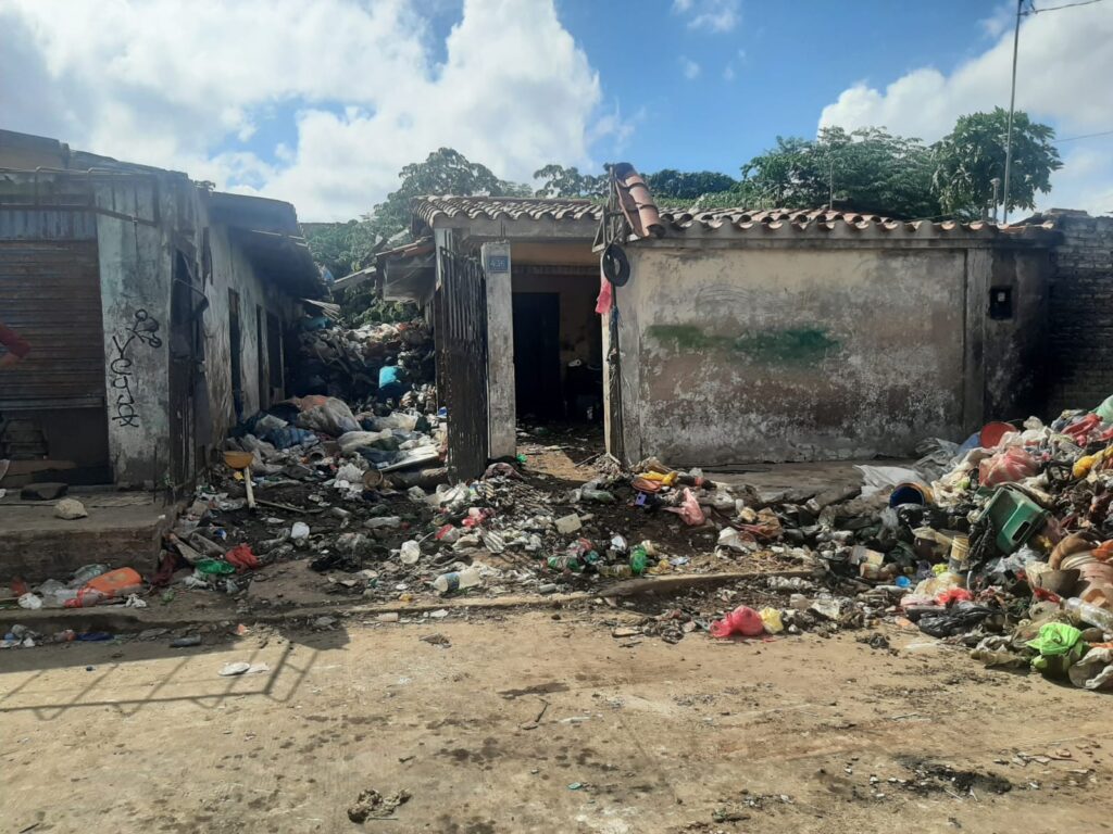 En Santa Cruz, retiran 10 toneladas de basura de una vivienda saturada de residuos reciclables 1 reci 4