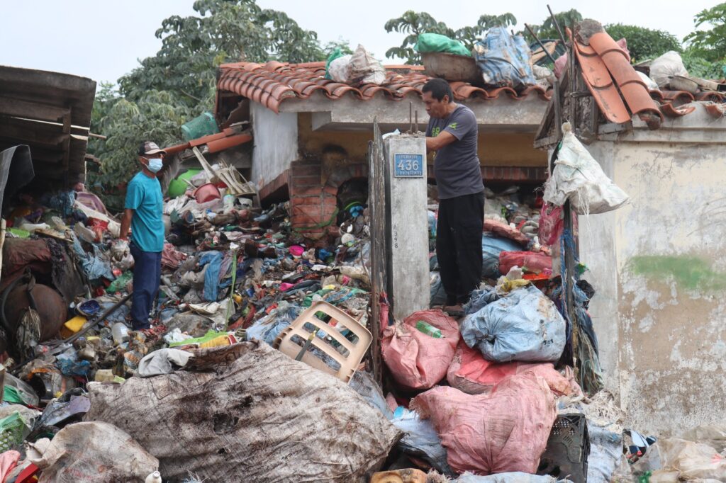 En Santa Cruz, retiran 10 toneladas de basura de una vivienda saturada de residuos reciclables 3 reci 5