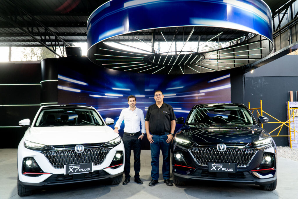 Diego Roca Brand Manager Changan y Rolando Torrejon gerente regional Imcruz Center