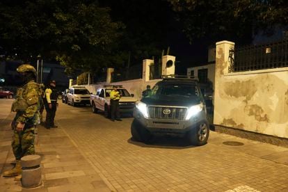 Un vehículo avanza marcha atrás hacia el interior de la embajada mexicana en Quito, este 5 de abril.
