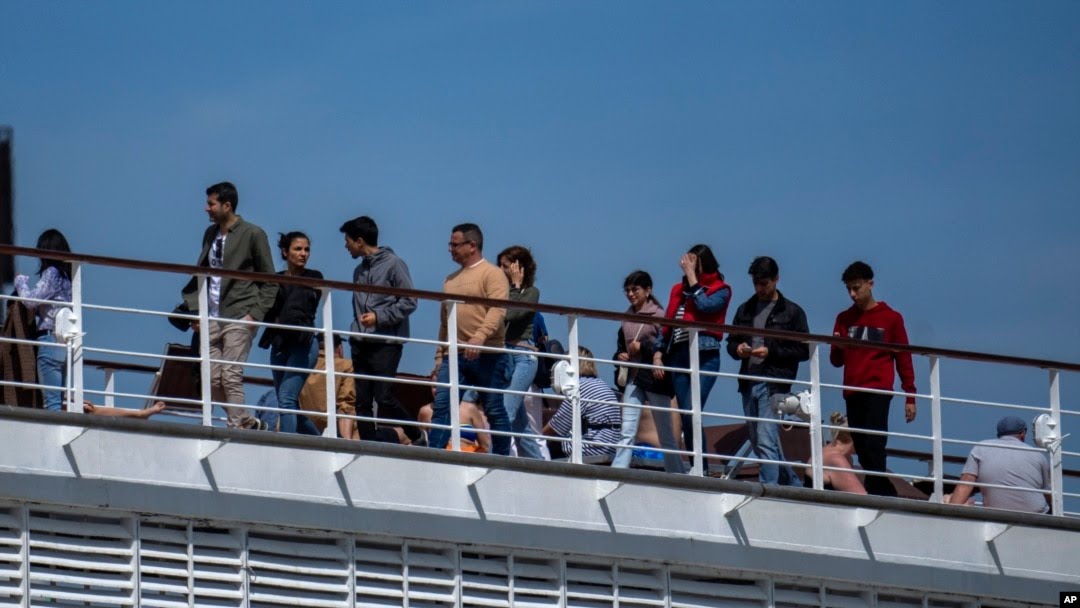 Un crucero con 1.500 pasajeros es detenido en España por problemas de visa de pasajeros bolivianos 1 Los pasajeros son fotografiados en el crucero MSC Armony, atracado en el puerto de Barcelona, España, el miércoles 3 de abril de 2024.