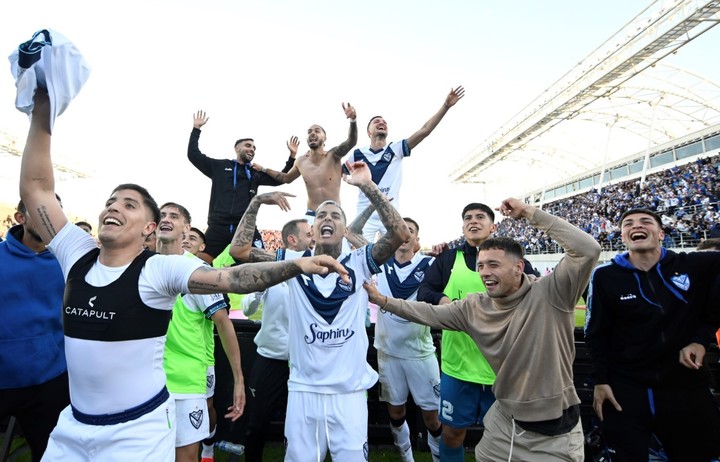 El festejo de Vélez tras eliminar a Argentinos.