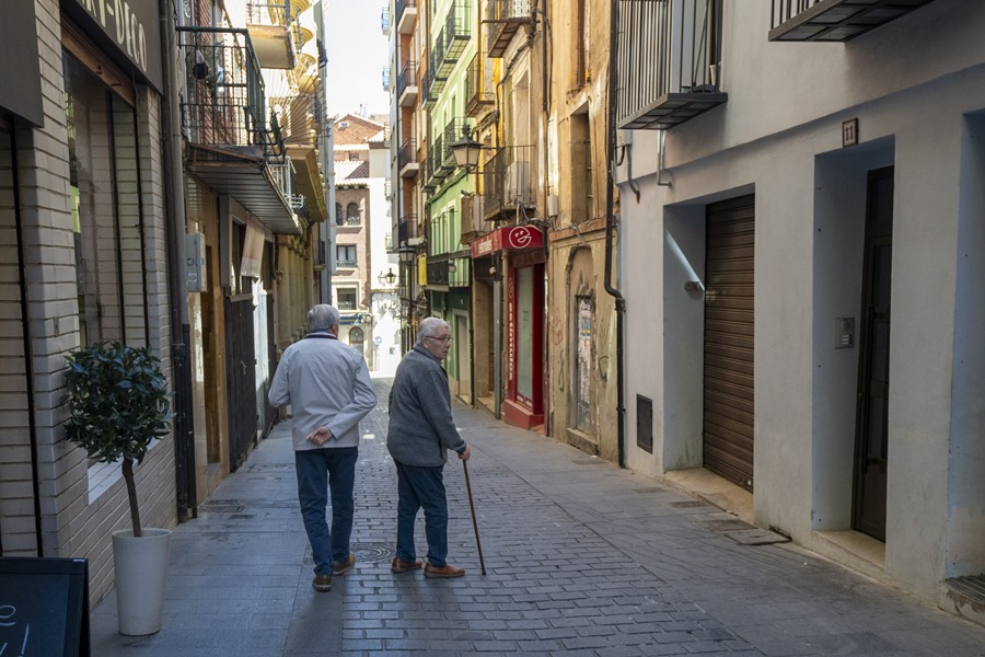 Envejecimiento en España: hoy hay el doble de fallecidos con 90 años que en el 2000 1 Dos hombres mayores pasean por el centro de Teruel