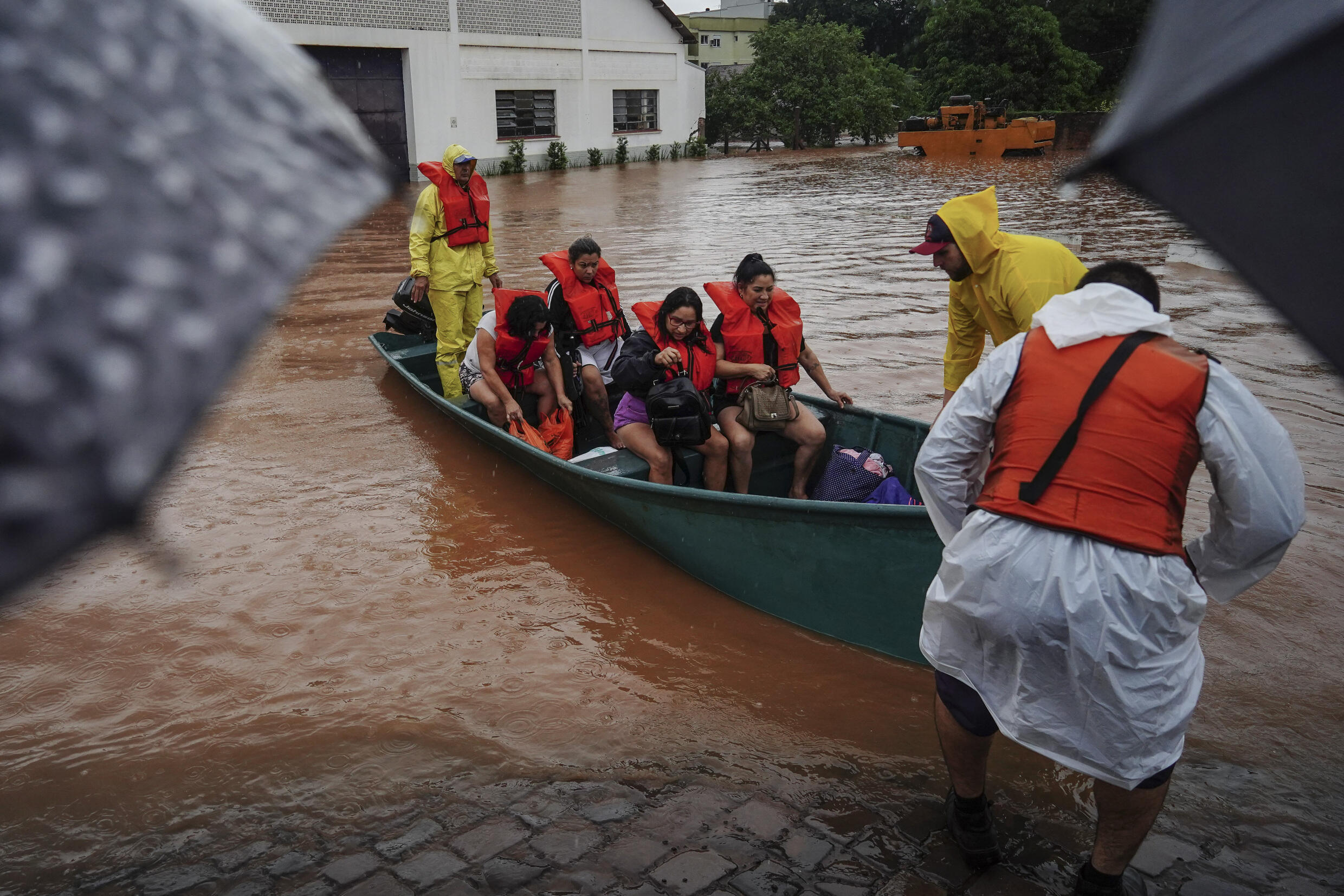 Gobierno de Lula promete 10.000 millones de dólares tras inundaciones en Brasil 2 Bomberos evacuan a personas de una zona inundada tras las fuertes lluvias en Sao Sebastiao do Cai, estado de Rio Grande do Sul, Brasil, jueves 2 de mayo de 2024. Carlos Macedo / AP