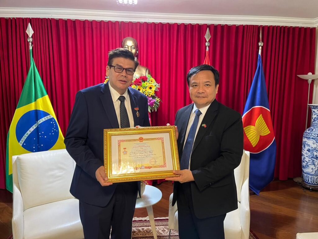 En Brasil, el cónsul de Vietnam en Bolivia recibe una Alta Distinción 1 Con Diploma Ok
