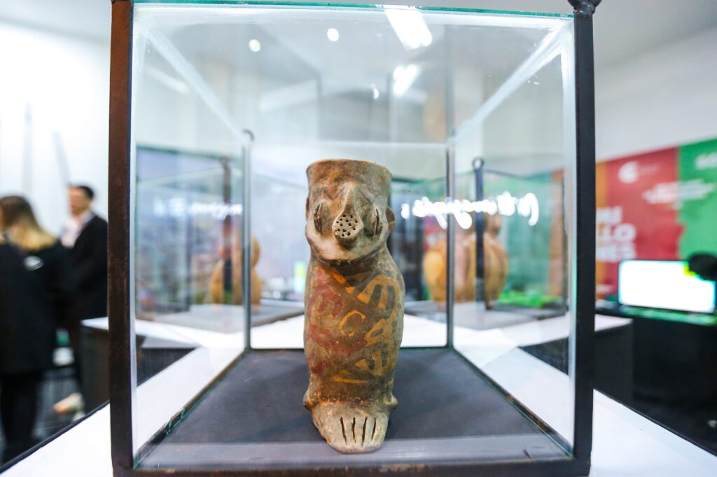 Gobernación invita a conocer la riqueza cultural, histórica y turística de Santa Cruz en su stand de la Feria del Libro 2 LIBRO 1