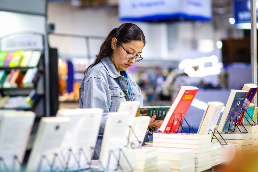 Gobernación invita a conocer la riqueza cultural, histórica y turística de Santa Cruz en su stand de la Feria del Libro 4 LIBRO 4