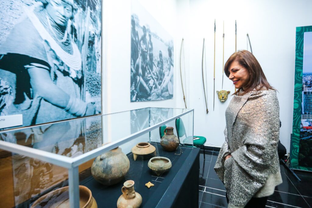 Gobernación invita a conocer la riqueza cultural, histórica y turística de Santa Cruz en su stand de la Feria del Libro 1 LIBRO PORTADA
