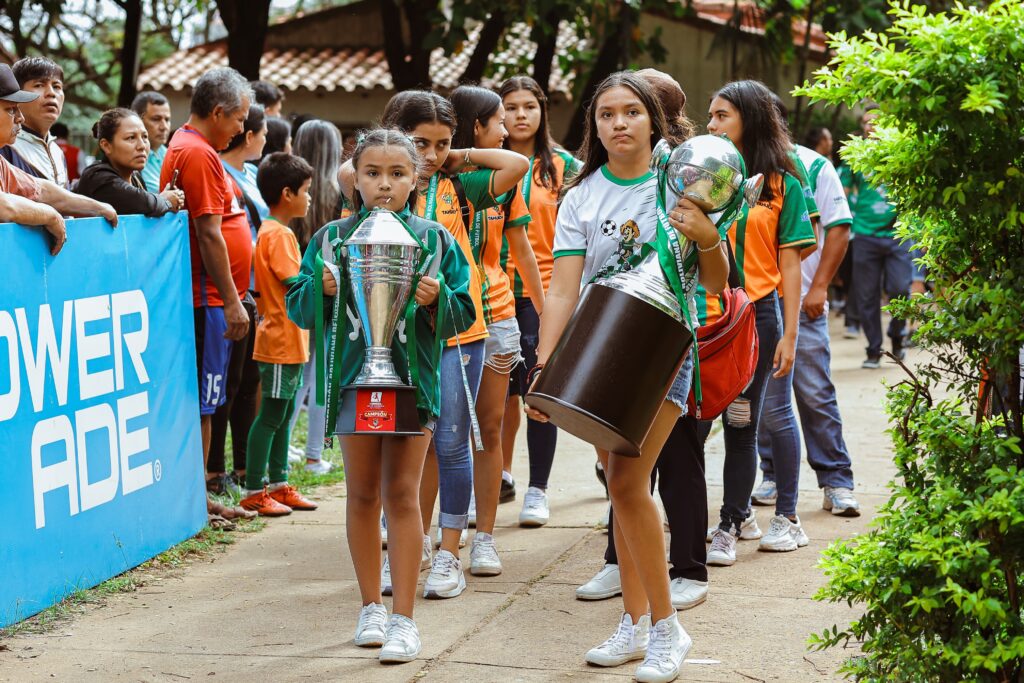Gobernación y ALD entregan la Ley que declara “patrimonio deportivo de Santa Cruz” a la academia Tahuichi 2 Ta 4