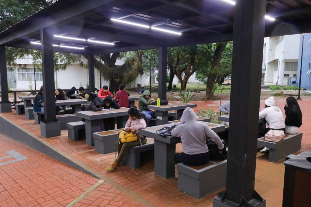 Un nuevo espacio de esparcimiento social “primera clase” en la Economía en la UAGRM 2 U 2 1