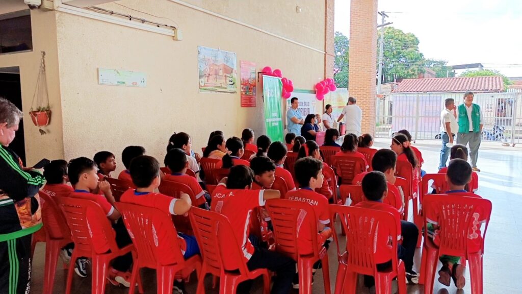 Brigadas médicas llegan a los colegios para vacunar contra la polio y VPH 1 Vacu 3