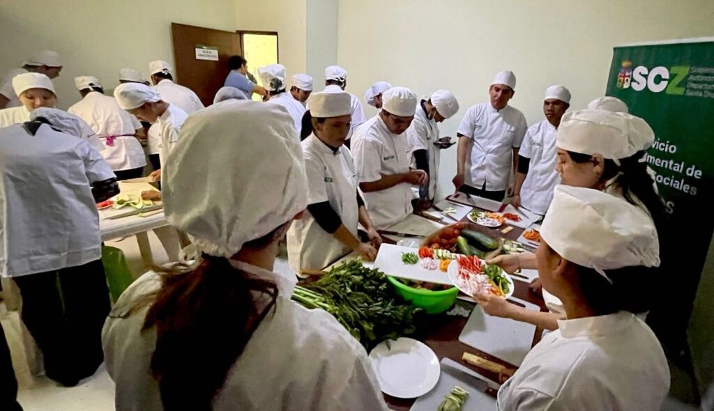 Personas con y sin discapacidad inician cursos de gastronomía promovidos por la Gobernación y Save The Children 1 cursi 3