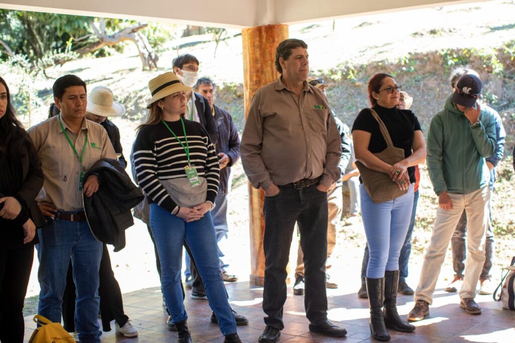 Productores de Samaipata comparten experiencia con becarios sobre implementación del método Shep 3 mer 3