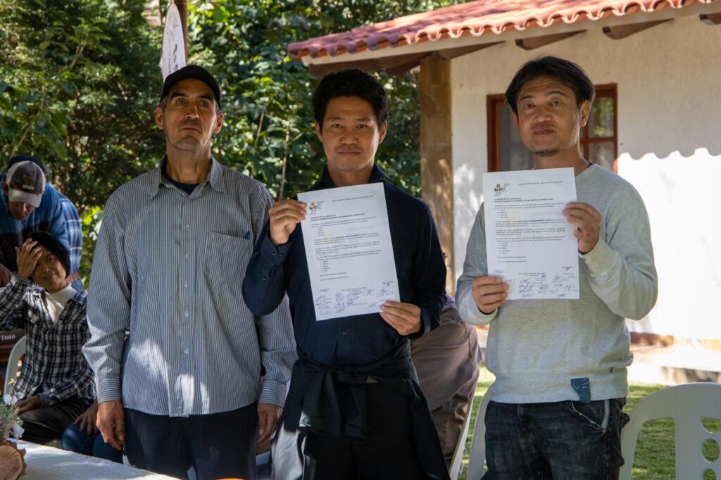 Productores de Samaipata comparten experiencia con becarios sobre implementación del método Shep 1 mer 4