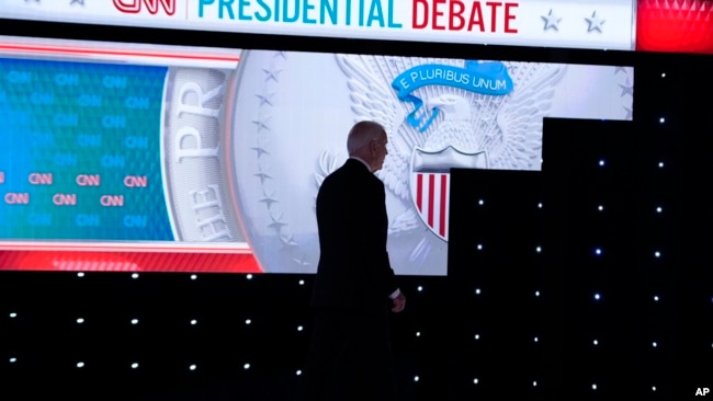 Actuación de Biden en el debate provoca el pánico demócrata sobre su capacidad para ganar 1 El presidente estadounidense, Joe Biden, sale del escenario durante una pausa en un debate presidencial con el candidato presidencial republicano, el expresidente Donald Trump, el 27 de junio de 2024, en Atlanta.