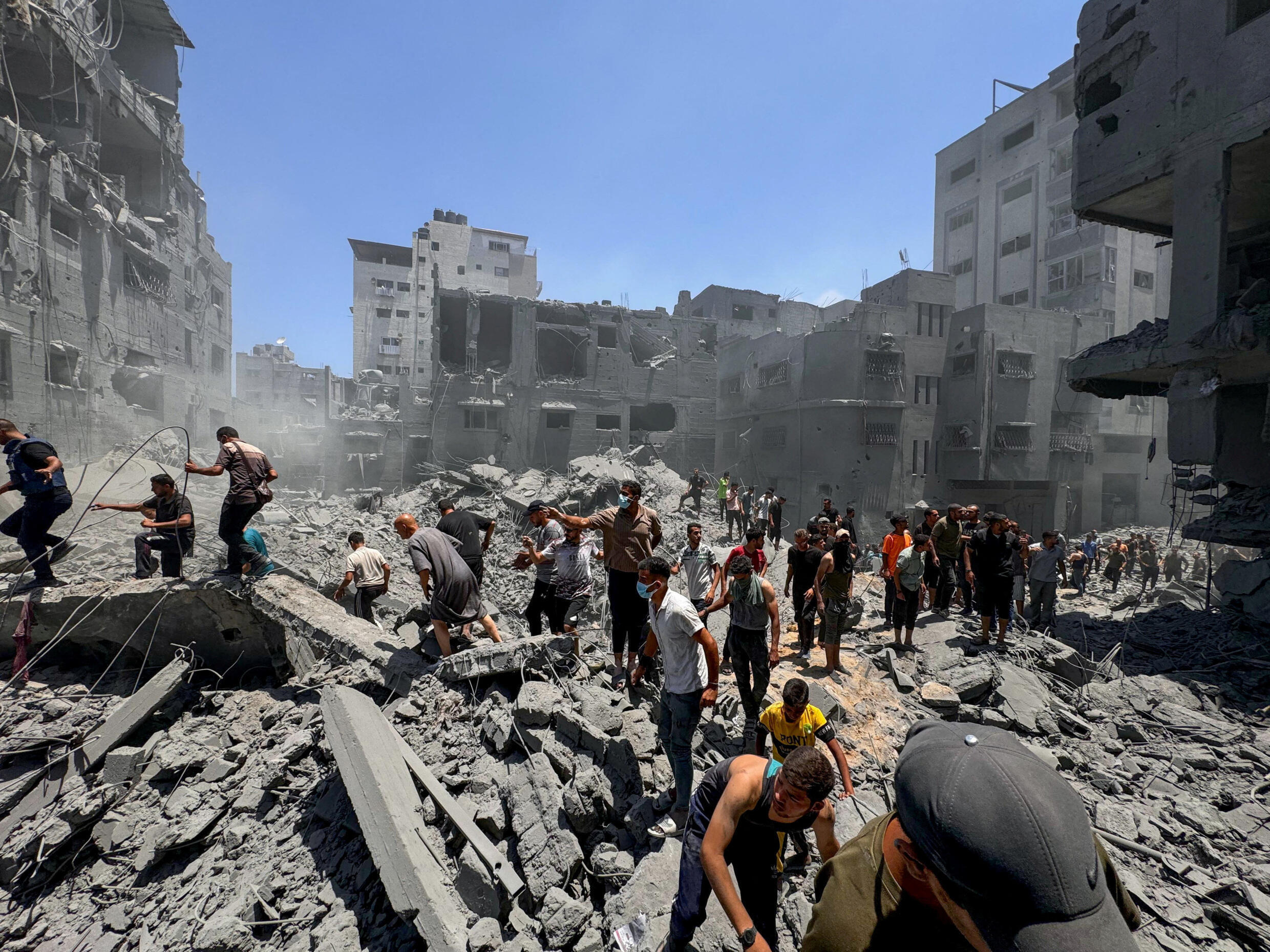 Más de 100 muertos en Gaza en una de las jornadas más letales en las últimas semanas 1 Palestinos buscan víctimas en el lugar de los ataques israelíes contra viviendas, en medio del conflicto entre Israel y Hamás, en el campo de refugiados de Al Shati, en la ciudad de Gaza, 22 de junio de 2024.