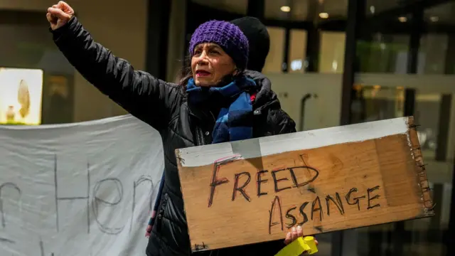 Una simpatizante de Assange celebra su liberación