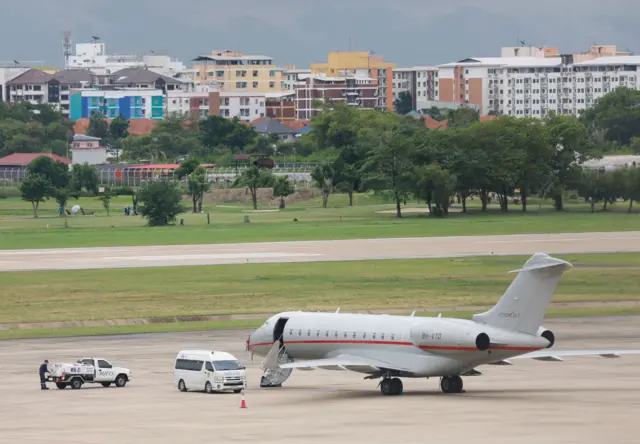 El avión en que partió Julian Assange