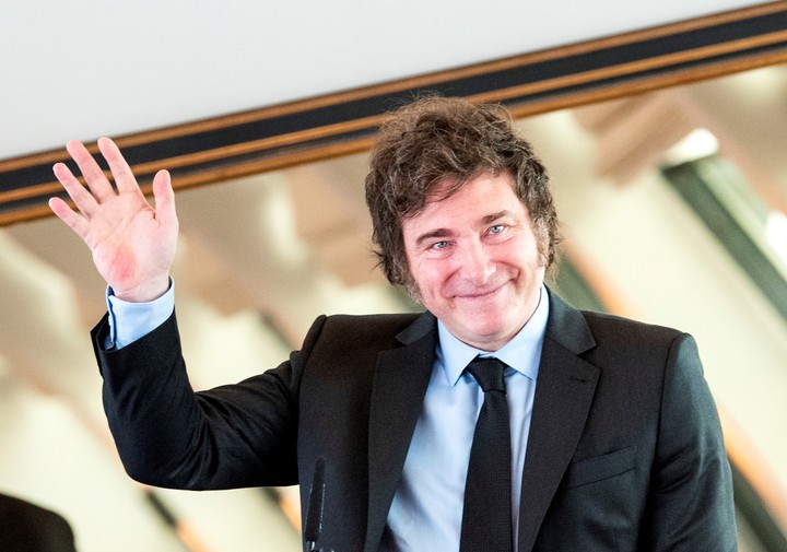 Javier Milei en su disertación en Hamburgo, Alemania. Foto: Daniel Bockwoldt/AP