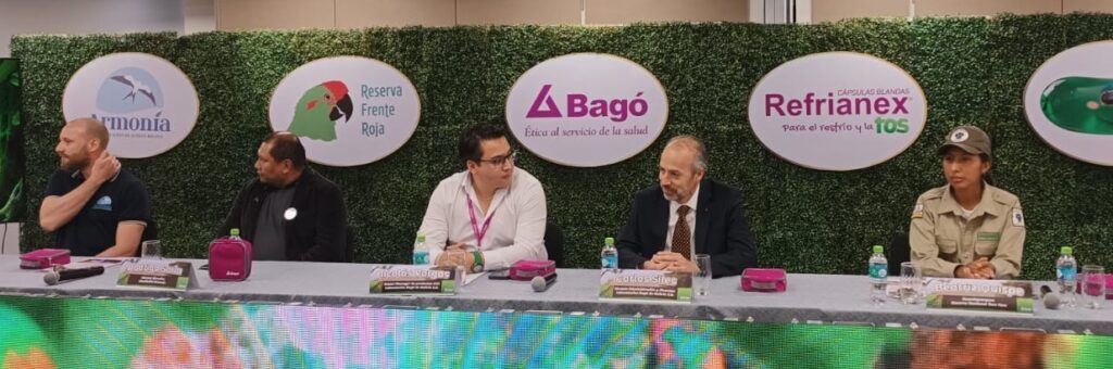 Bagó y Refrianex Tos impulsan la preservación de la Paraba de Frente Roja con una donación a la Asociación Armonía 1 paraba 2