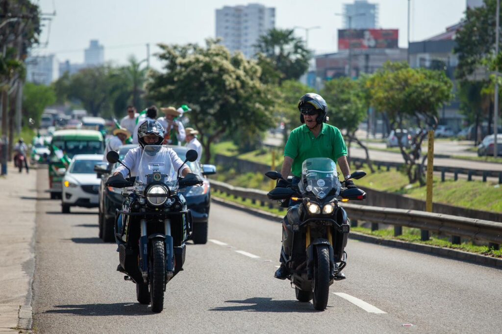Fervor y civismo en la caravana ‘Embanderando Santa Cruz’ recorrió las principales calles de la ciudad 3 CI 2