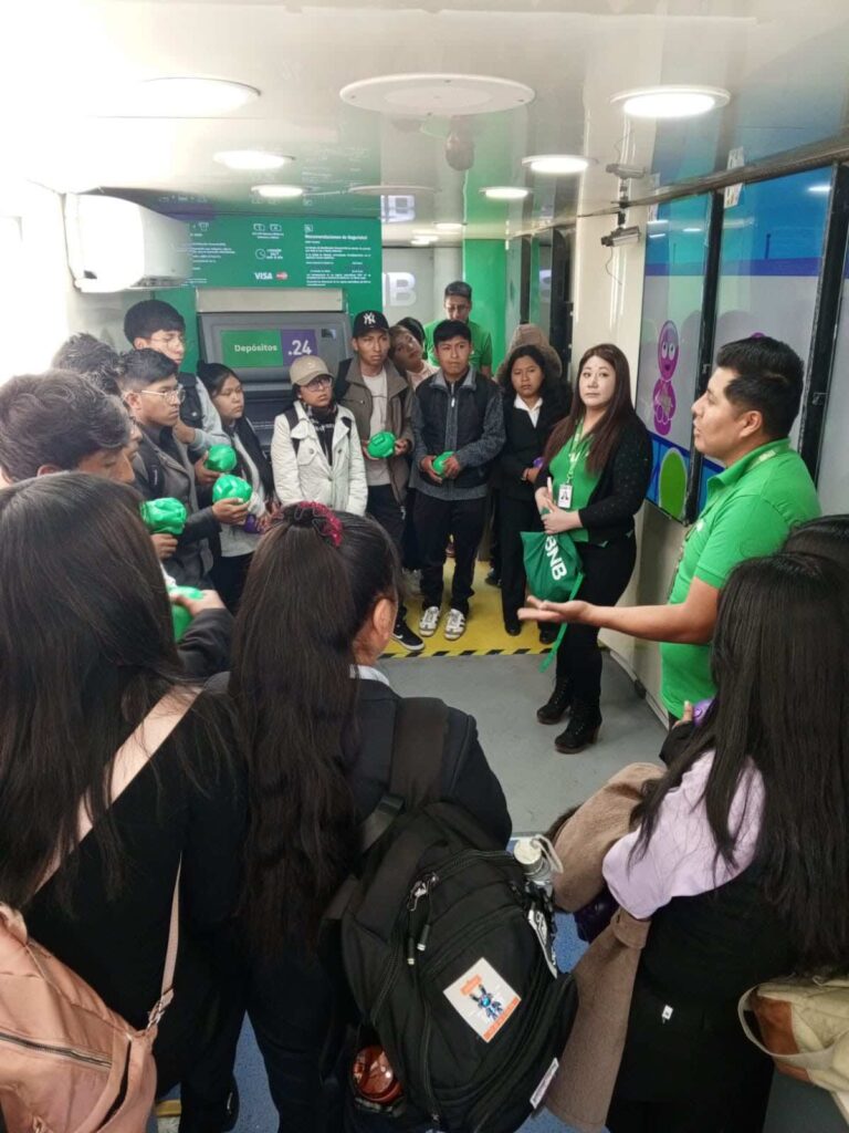 Bus del BNB de Educación Financiera recorre el país en el primer semestre y capacita a miles de personas 1 Foto 3