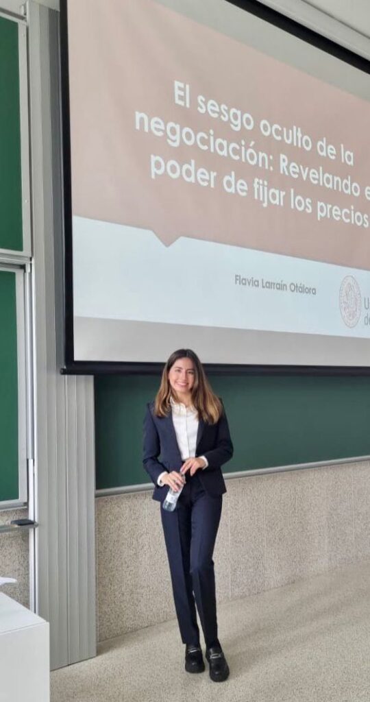 Flavia Larraín, primera graduada con doble titulación de la UPSA y la Universidad de Navarra 1 GRADUADA 2
