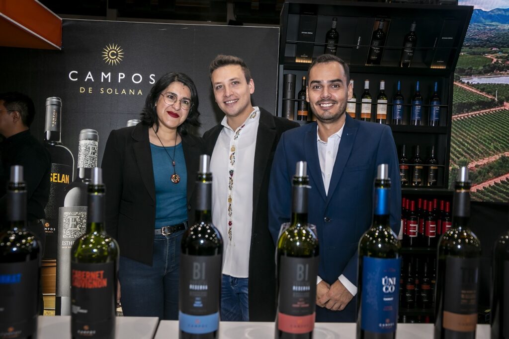 Campos de Solana encanta en WineFest 2024 con su colección de vinos más premiados 1 Laura Alejandra Mario Sfarcich Mauricio Kolle