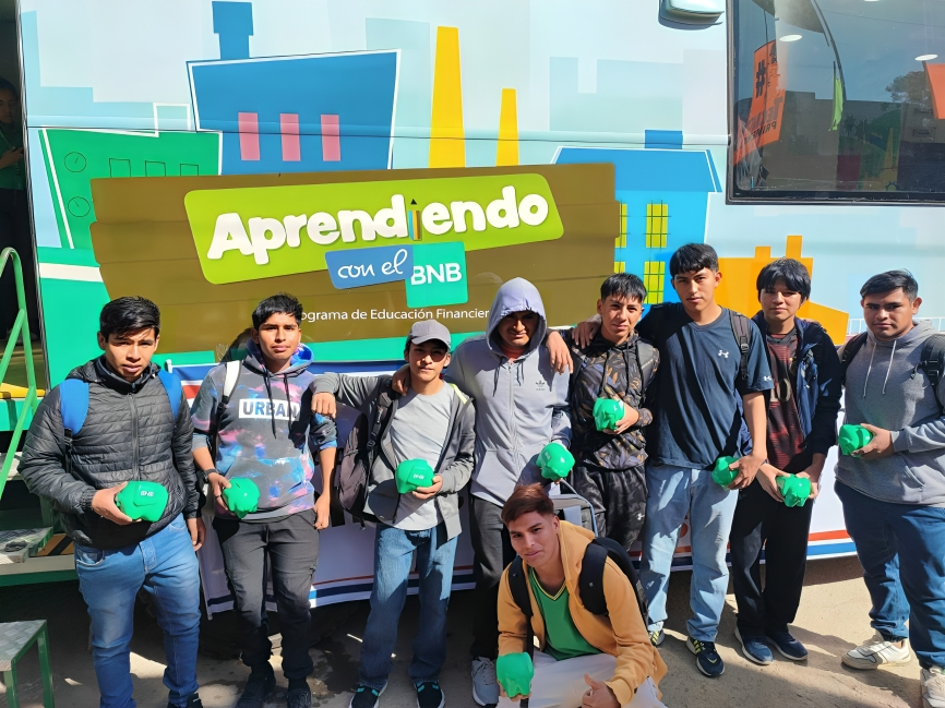 Bus del BNB de Educación Financiera recorre el país en el primer semestre y capacita a miles de personas 2 bus 2