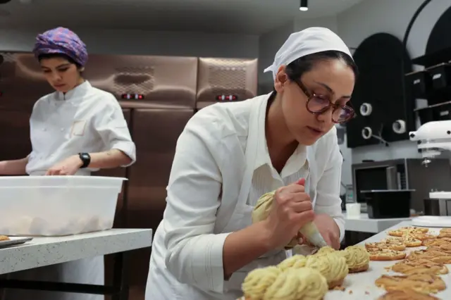 "Tienes que traer la autorización firmada de tu esposo": las duras leyes que enfrentan las mujeres de Irán para conseguir un trabajo 4 La pastelera iraní Shahrzad Shokouhivand (derecha) trabaja en la cocina de su empresa de pastelería de lujo en Teherán
