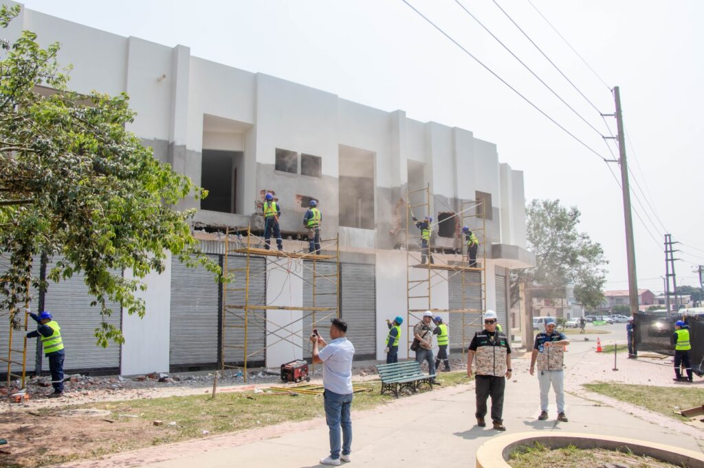 Inmueble sobre la avenida Tres Pasos al Frente es demolido por invadir predios municipales 1 DALE 1