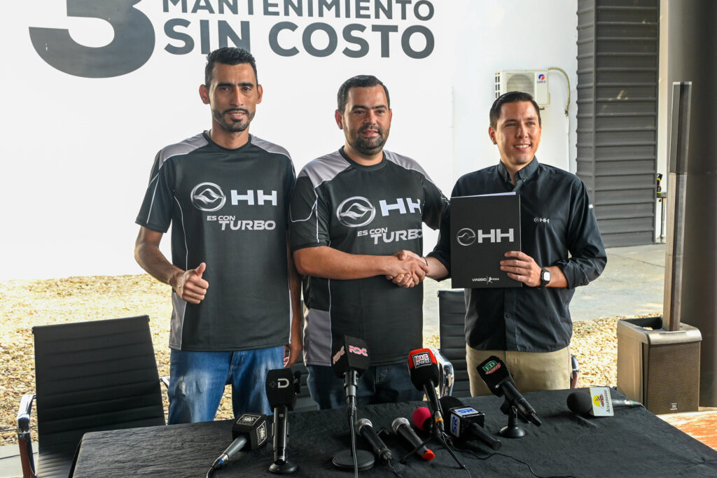 Diego Duran navegante Joaquin Herrera Piloto HH Racing Team y Oscar Eterovic gerente de ventas HH Viaggio
