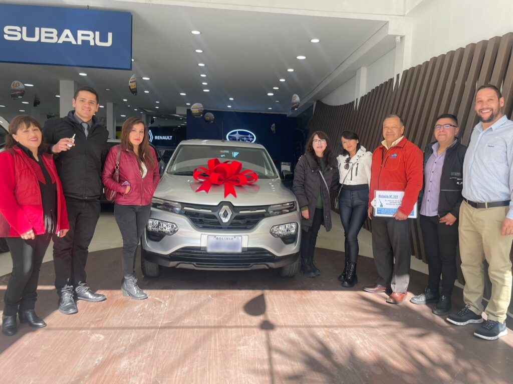 Julio Cesar Reguerin Botello junto a su familia y directivos de Imcruz
