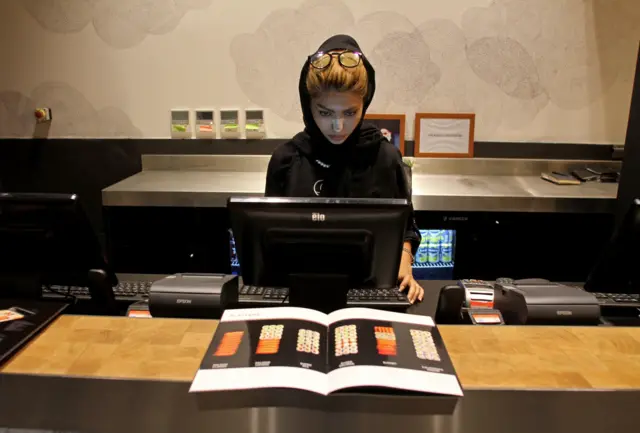 "Tienes que traer la autorización firmada de tu esposo": las duras leyes que enfrentan las mujeres de Irán para conseguir un trabajo 1 Una mujer iraní trabaja detrás del mostrador de una cadena francesa de sushi en el norte de Teherán en 2017