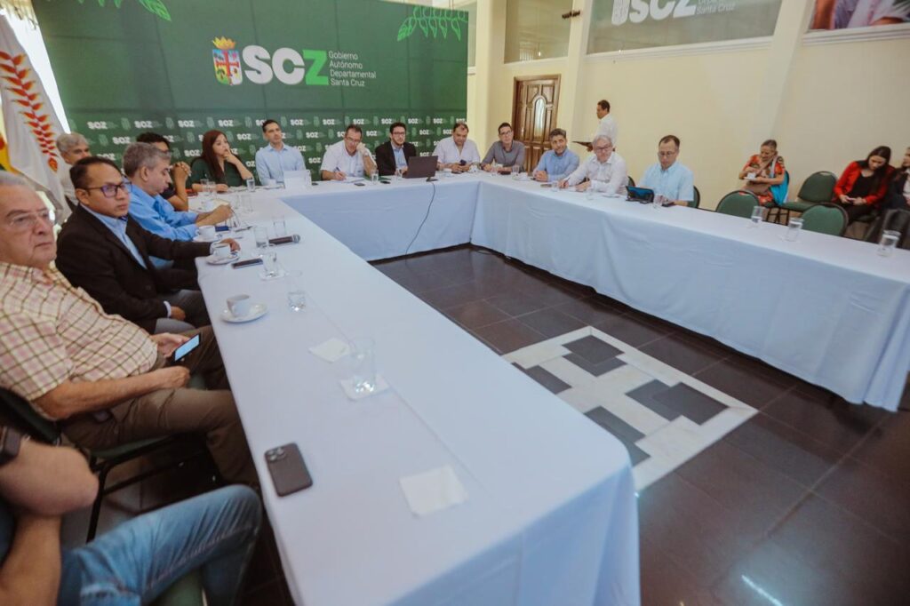 Gobernación se reúne con el sector económico cruceño en el 2do conversatorio de Economía y Finanzas 2 mario 2