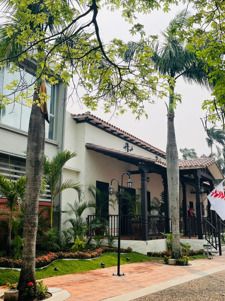 CRE transforma en una casona típica colonial la fachada de su oficina central 3 CRE 4