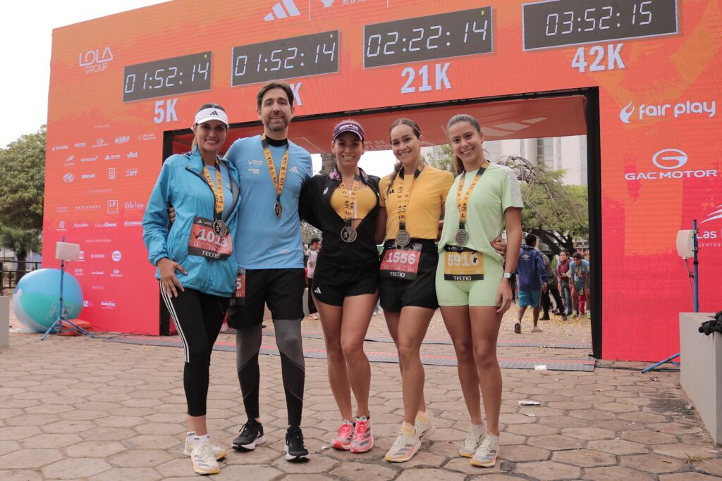Las preseas doradas de la 7ma. adidas-Powerade Maratón de Santa Cruz de la Sierra se fueron a Cochabamba 3 Jimena Jimenez Daniel Sangueza Andrea Foianini Dayana Flores y Flavia Castro