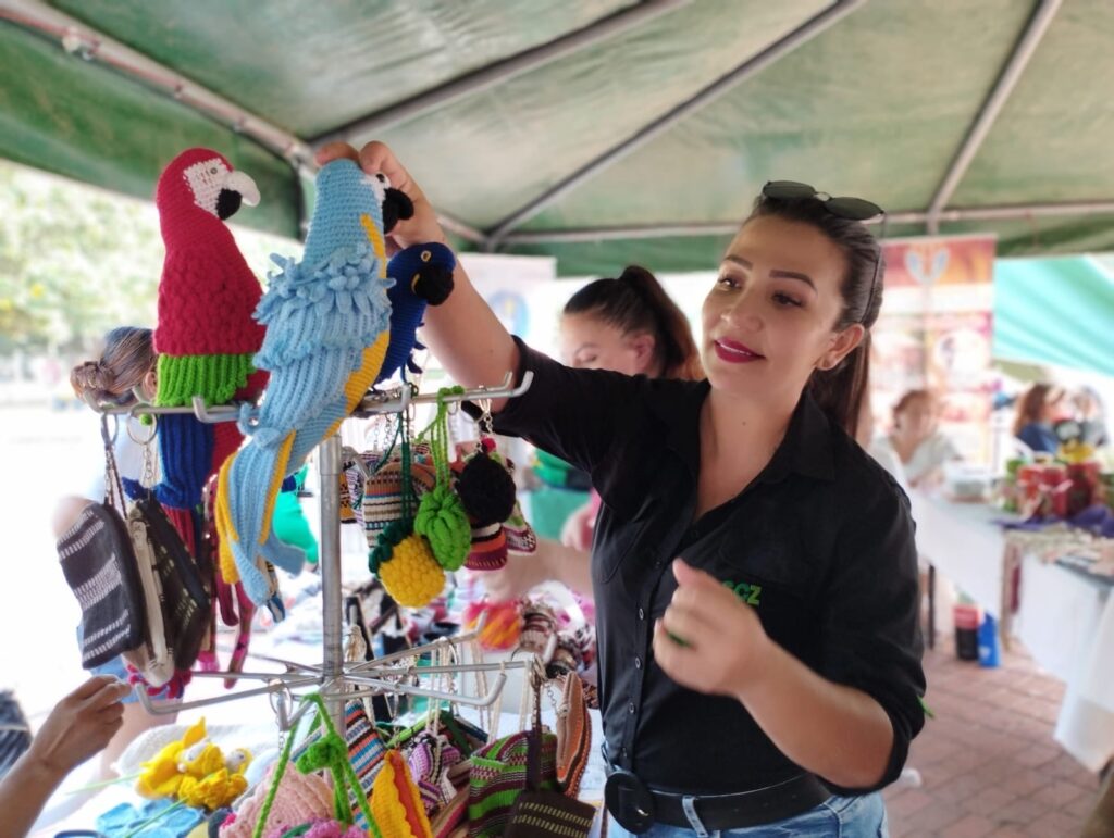 Emprendedores con discapacidad, brillan en la Feria “Aprende, Emprende y Vende”, que impulsa la Gobernación y Save the Children 2 220eeebe 41b3 47fd 892d 54da6e2bc64e