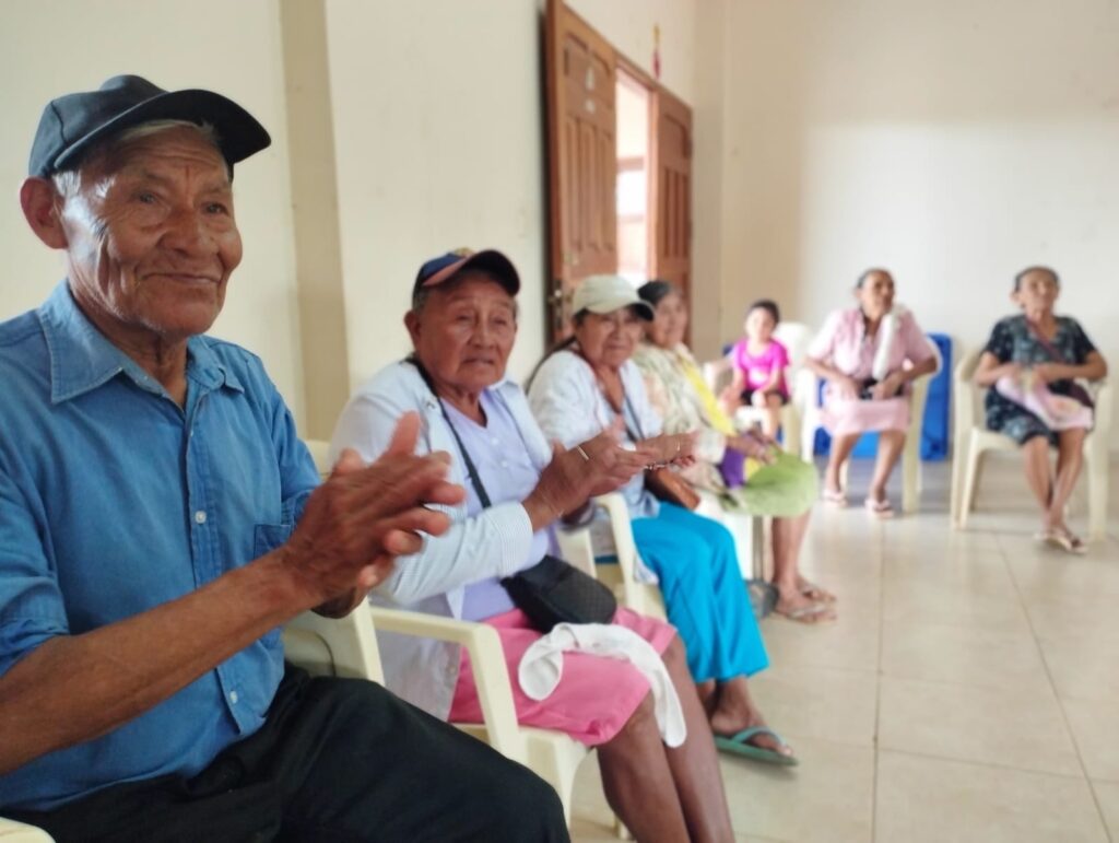 Gobernación entrega 98 prótesis dentales y 90 lentes a adultos mayores de la provincia Velasco 1 OJO 3