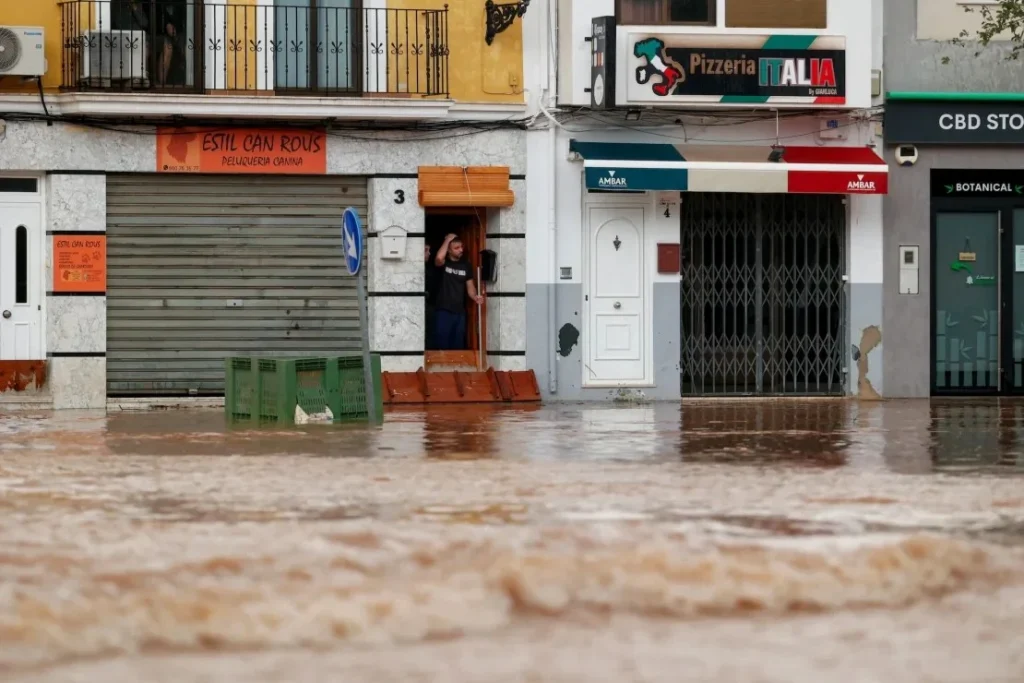 La peor gota fría del siglo devasta Valencia con 51 muertos, decenas de desaparecidos y pueblos anegados 2 VALE 3
