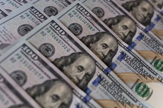 Cómo logró Milei que empiece a bajar la inflación en Argentina y estabilizar el dólar 4 Billetes de 100 dólares